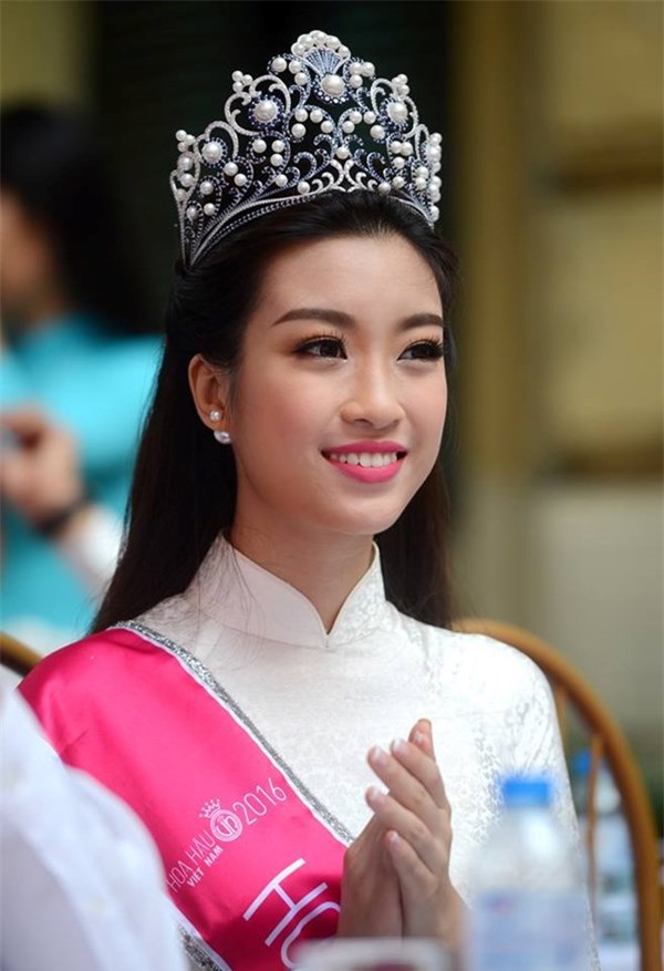 Hoa hậu Đỗ Mỹ Linh rạng ngời dự lễ khai giảng trường cũ