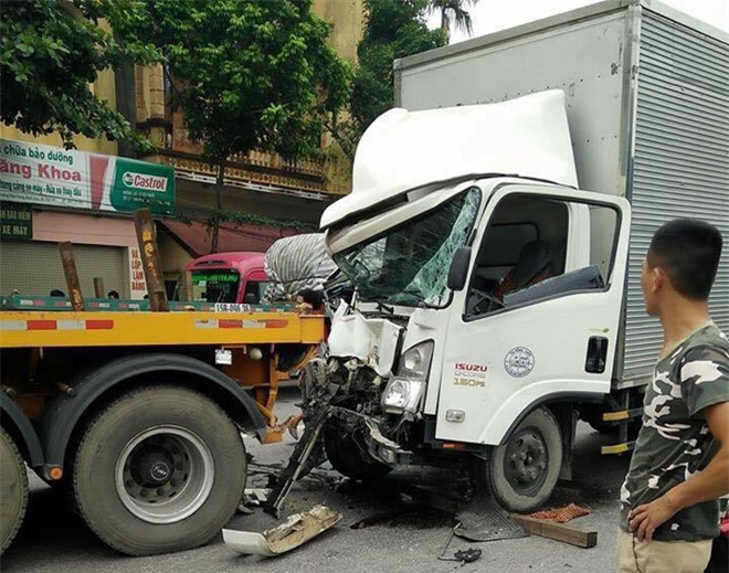 Hưng Yên: Người đi xe máy cầm dao tự sát sau tai nạn liên hoàn 