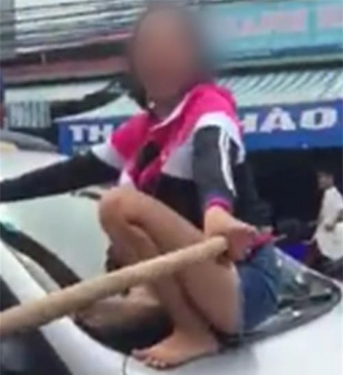 Vợ nhảy nóc xe đánh ghen khi bắt gặp chồng và bạn thân?