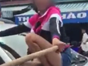 Vợ nhảy nóc xe đánh ghen khi bắt gặp chồng và bạn thân?