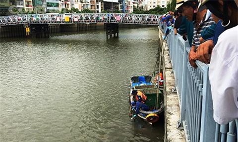 Xác người đàn ông cao tuổi nổi trên kênh Nhiêu Lộc - Thị Nghè
