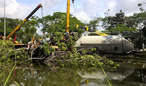 Xe bồn lao xuống mương nước, 2 người bò ra khỏi cabin