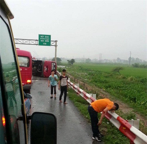Hà Nội: Xe khách lật trên cao tốc, 2 người chết, 9 người bị thương