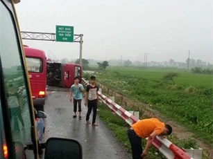 Hà Nội: Xe khách lật trên cao tốc, 2 người chết, 9 người bị thương