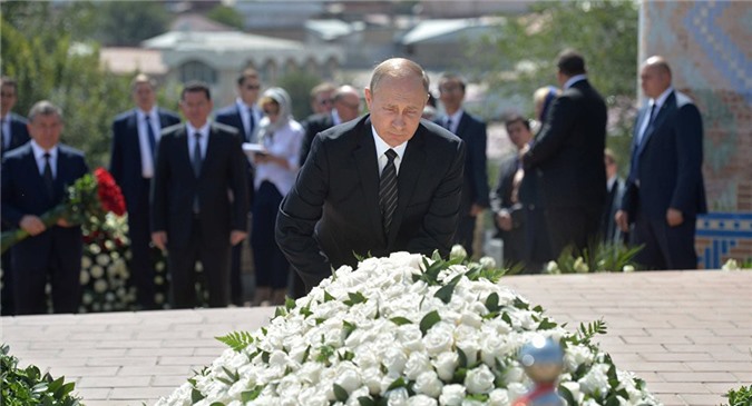 Ông Putin đặt vòng hoa tưởng niệm Tổng thống Uzbekistan