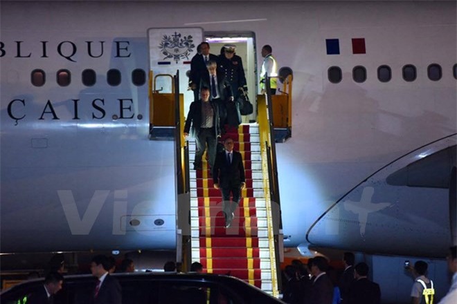 Tổng thống Pháp đã đến Hà Nội, bắt đầu chuyến thăm Việt Nam