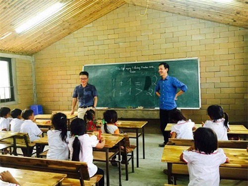 Xúc động tiết giảng cho học sinh lớp 1 của GS Ngô Bảo Châu