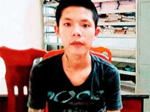 Bắn người vì bạn gái đang đi vệ sinh bị mở cửa