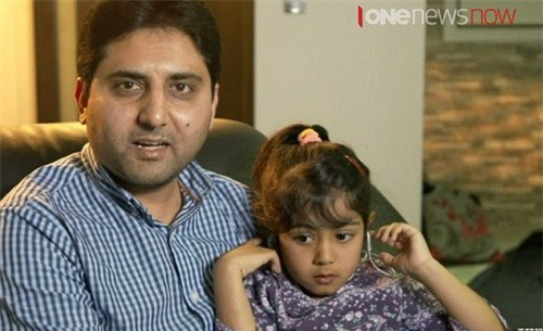 Bé gái 6 tuổi dũng cảm ngăn cướp cầm rìu chém người