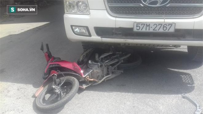 Bị cán nát chân, cô gái gào khóc thảm thiết dưới bánh xe ben