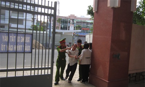 Cha dượng và con riêng của vợ nhiều lần làm "chuyện người lớn"