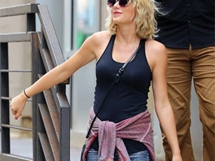 "Đá" Tom Hiddleston, Taylor Swift cười "hả hê"