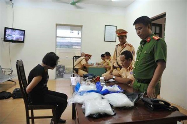 Đổi biển số liên tục để vận chuyển 4,8 kg ma túy đá về Hà Nội tiêu thụ