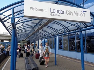 Sân bay của London đóng cửa vì người biểu tình chiếm đường băng