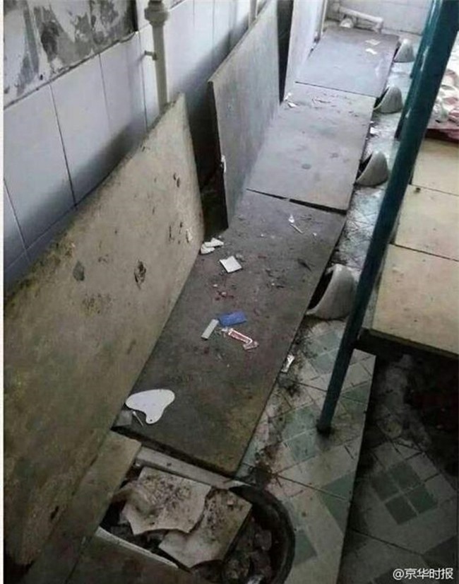 "Sốc" nhà trường dùng nhà vệ sinh làm phòng ngủ cho học sinh