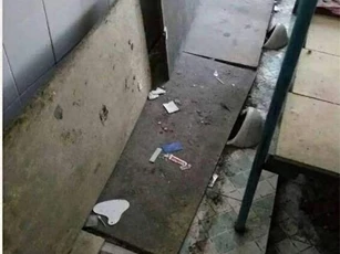 "Sốc" nhà trường dùng nhà vệ sinh làm phòng ngủ cho học sinh