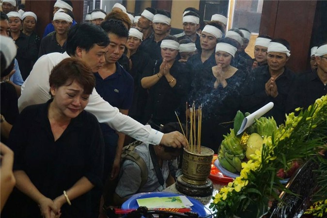 Tự Long, Xuân Bắc khóc nức nở tiễn biệt NSƯT Hán Văn Tình 