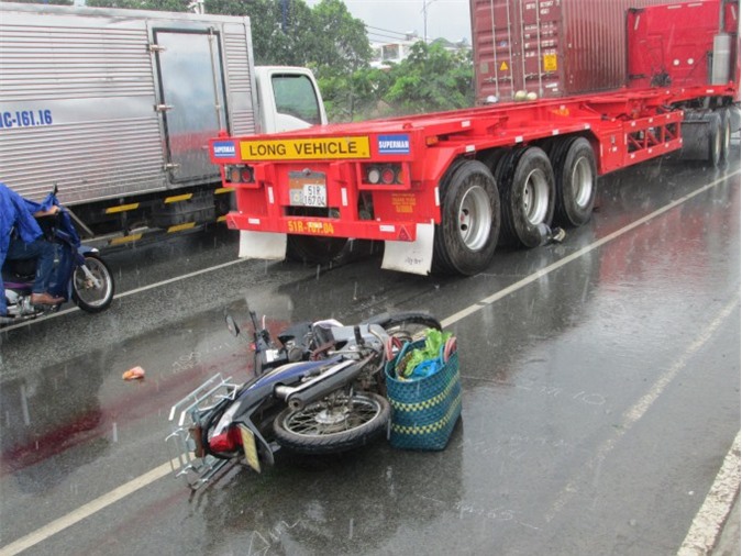 Va chạm với container, người đàn ông ngã xuống đường tử vong