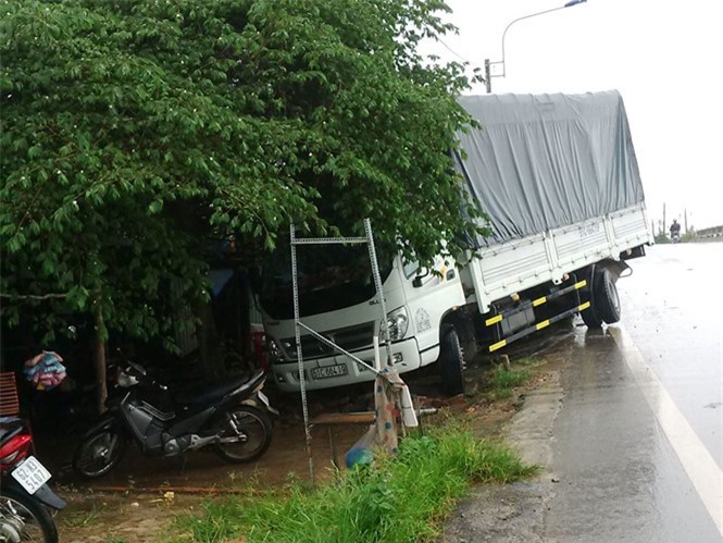 Xe tải bất ngờ lao vào quán cà phê, khách bỏ chạy toán loạn