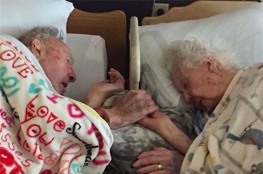 Xúc động cụ ông 100 tuổi nắm chặt tay vợ trong phút hấp hối