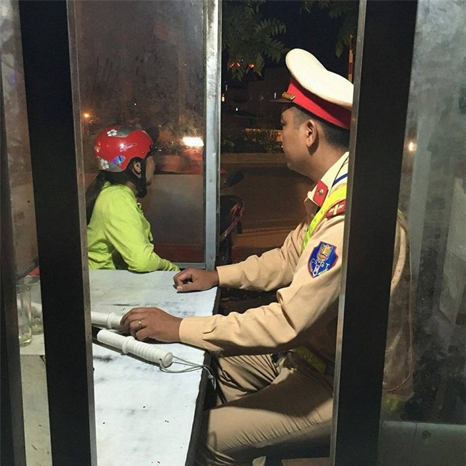 Hà Nội: CSGT cứu người phụ nữ tự tử trong đêm