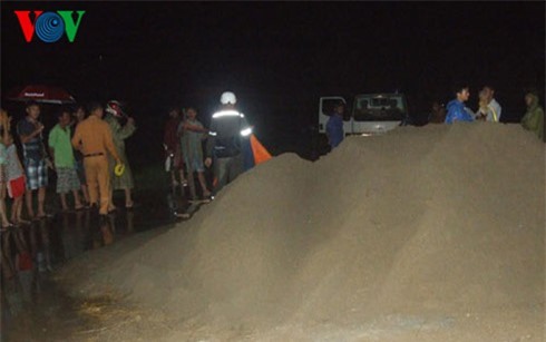 Đâm xe máy vào đống cát, nam thanh niên tử vong tại chỗ