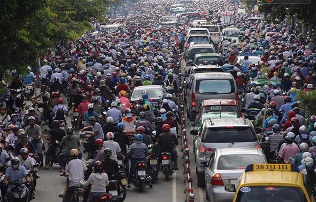 Người, xe đông như kiến mắc kẹt tại quận Gò Vấp, TP. HCM