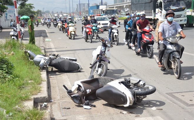 Ô tô 5 chỗ gây tai nạn liên hoàn trên xa lộ Hà Nội