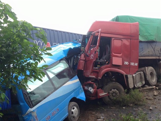 Tai nạn kinh hoàng giữa 4 xe ô tô, năm người thương vong