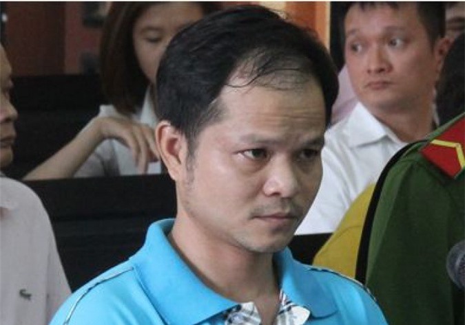 Thế cuối cùng, ai bỏ con ruồi vào chai nước?