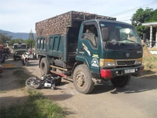 Xe tải tông xe máy, một phụ nữ mang thai 4 tháng thương nặng