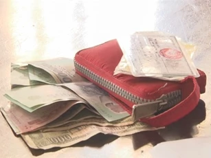 Bắt "con nghiện" có 3 tiền án, chuyên móc túi tại bến xe buýt