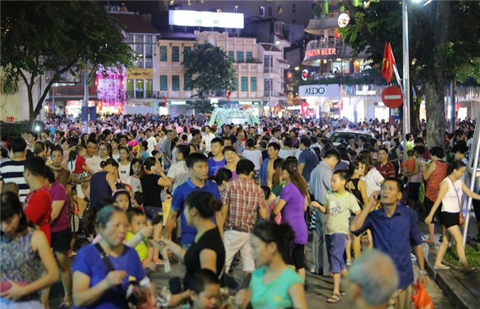 Hà Nội cấm xe biển xanh vào phố đi bộ quanh Hồ Hoàn Kiếm