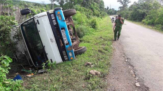 Ô tô tải lật nghiêng bên lề đường, hai vợ chồng thương vong