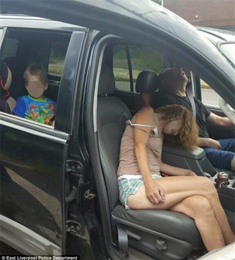 Bố mẹ phê ma túy chết trước mặt con trai 4 tuổi trong ô tô