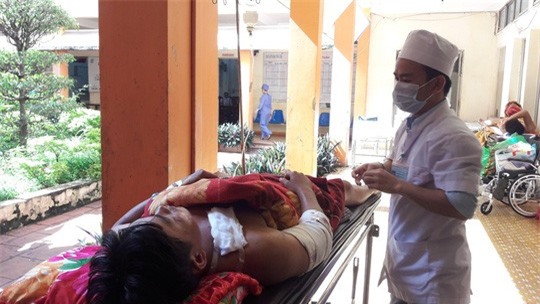 Cưa bom lấy thuốc nổ, 2 người bị thương nặng