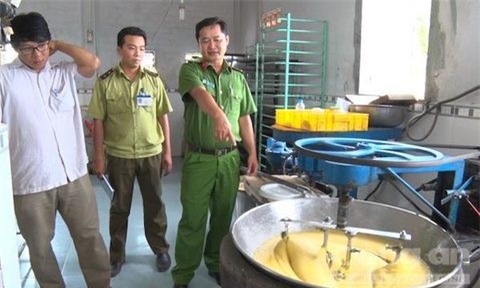 Phát hiện cơ sở làm bánh nướng, bánh dẻo mất vệ sinh
