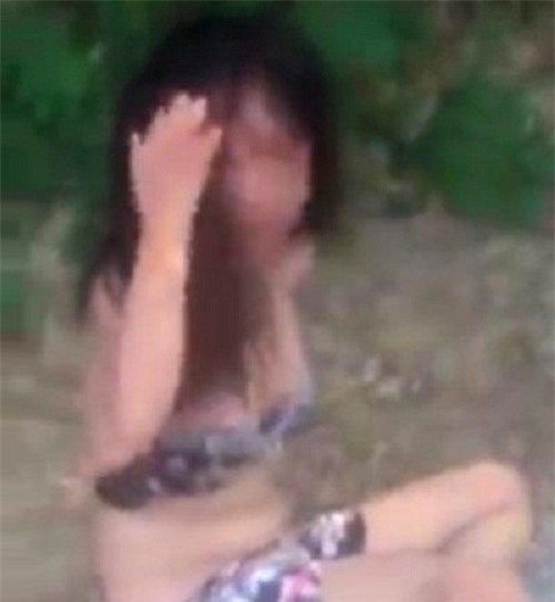 Sốc: Nữ sinh bị đánh hội đồng, lột đồ giữa đường