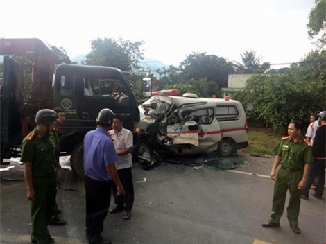 Tai nạn kinh hoàng ở Bình Thuận, 3 người thương vong