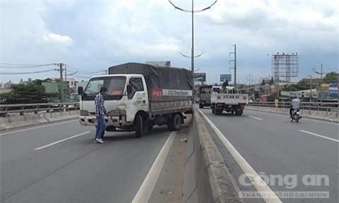 Xe tải bất ngờ bốc khói, 3 người đạp cửa thoát thân