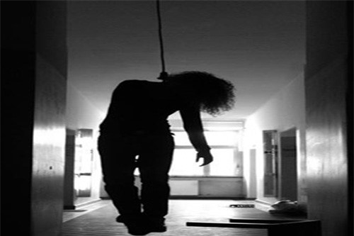 Bà chủ quán nhậu treo cổ tự tử lúc chồng đang say