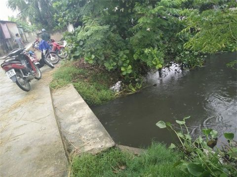 Bàng hoàng bé trai 2 tuổi chơi bóng, chết đuối trước cổng nhà