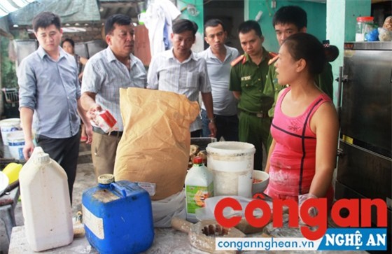 Bắt quả tang cơ sở sản xuất bánh trung thu bẩn