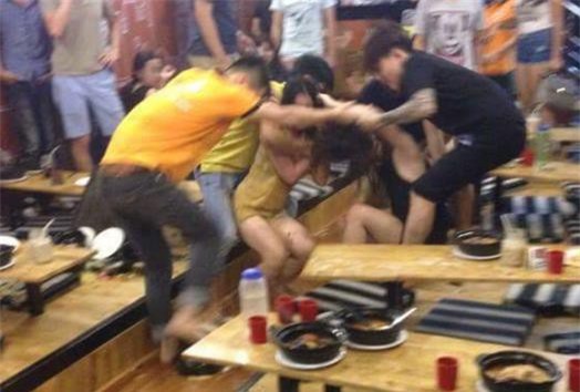 Hai cô gái "choảng nhau" dữ dội ở quán mì cay vì nhìn đểu nhau