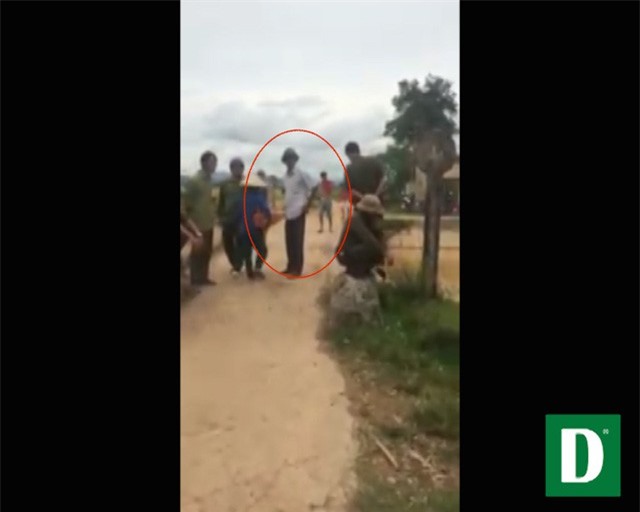 Phó chủ tịch thị trấn ra đường chặn máy gặt lúa của dân