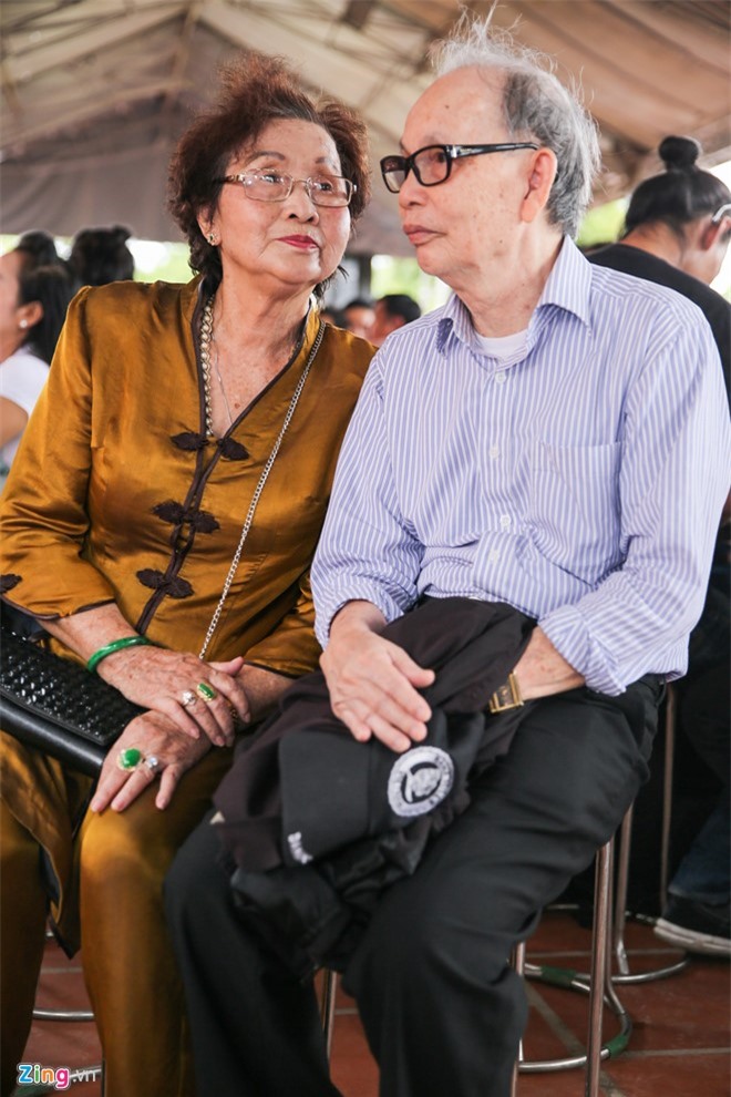 Bố mẹ Hoài Linh về Việt Nam dự lễ khánh thành nhà thờ Tổ ngành sân khấu