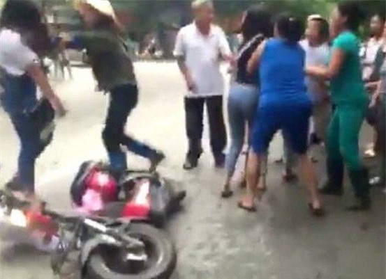 Hải Dương: Nữ sinh cấp 3 ẩu đả, đánh cả người lớn