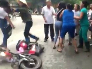 Hải Dương: Nữ sinh cấp 3 ẩu đả, đánh cả người lớn