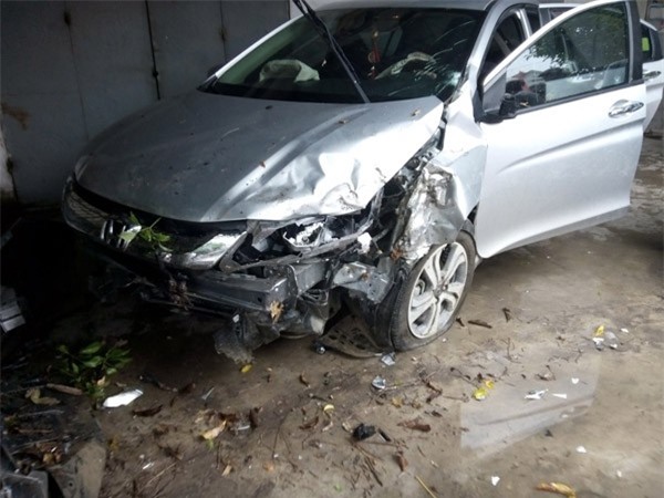 Nghệ An: "Xế hộp" 4 chỗ húc văng xe máy, hai mẹ con nguy kịch