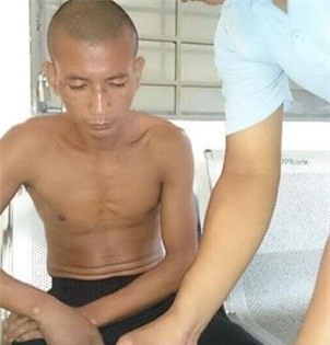 Người đàn ông "ngáo đá" bơi xuống Hồ Gươm tìm con